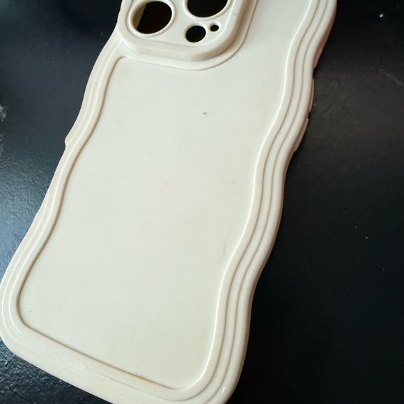 Protective Cream iPhone Case - Picture 3 of 4